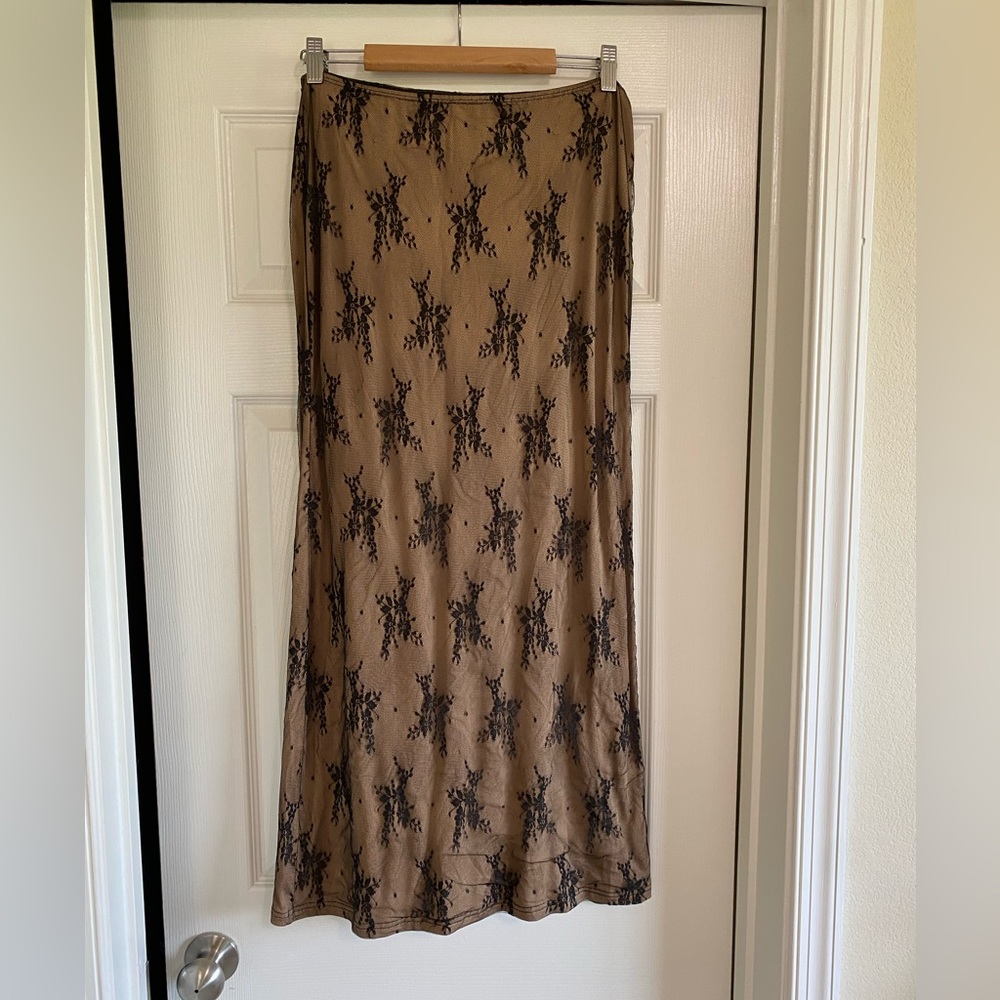 Cute maxi skirt. Mesh design (outer) soft lining. Elastic waist. Size M.